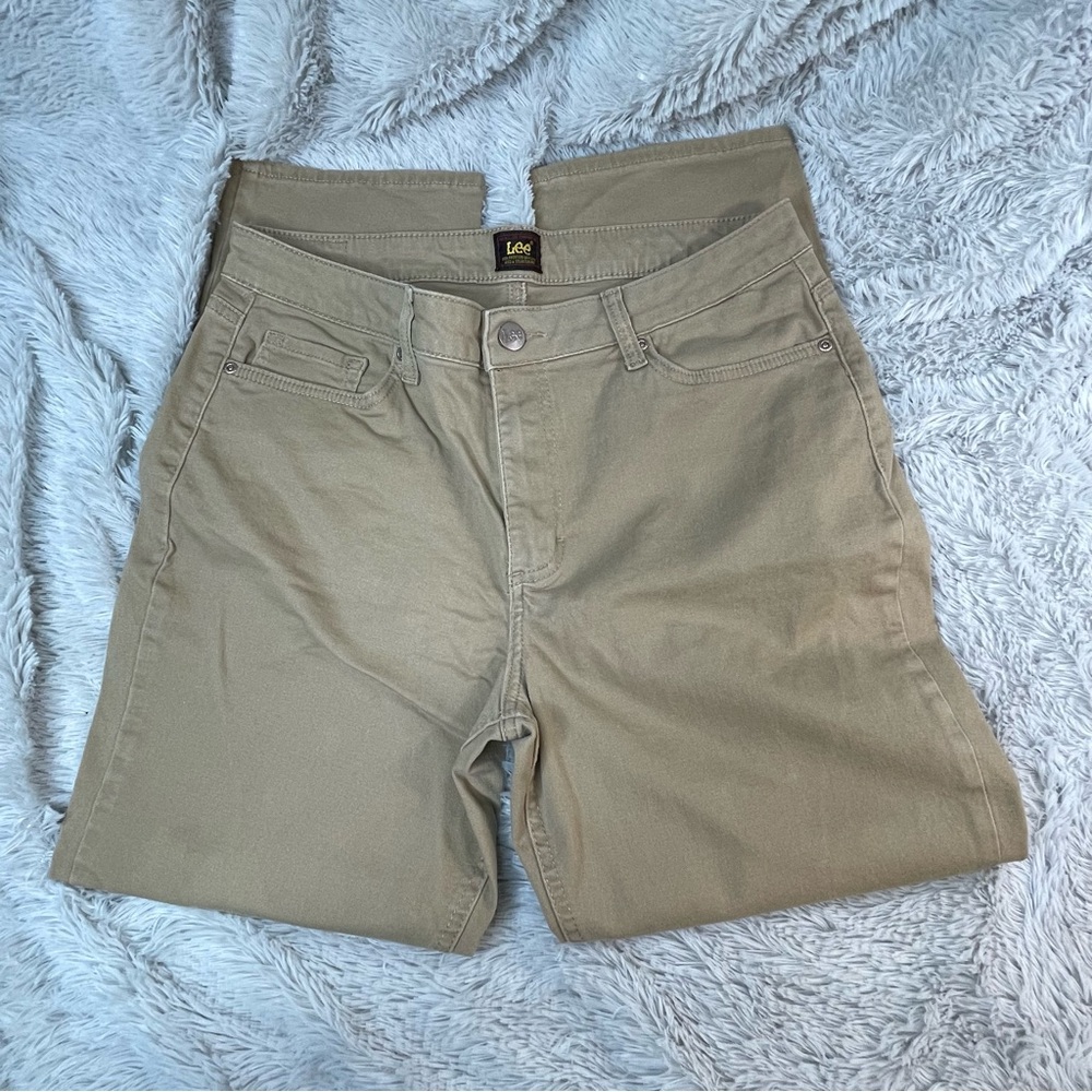 ⭐️Lee straight leg high rise relaxed fit tan pants